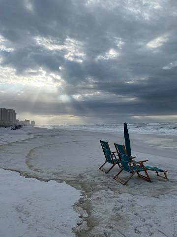 QDFL2StormyBeachChairs